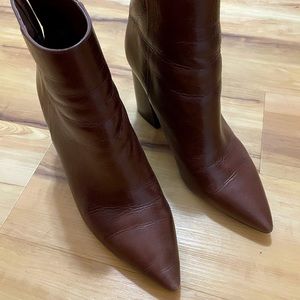 VINCE CAMUTO 9.5 Brown Sock Boots - gently used